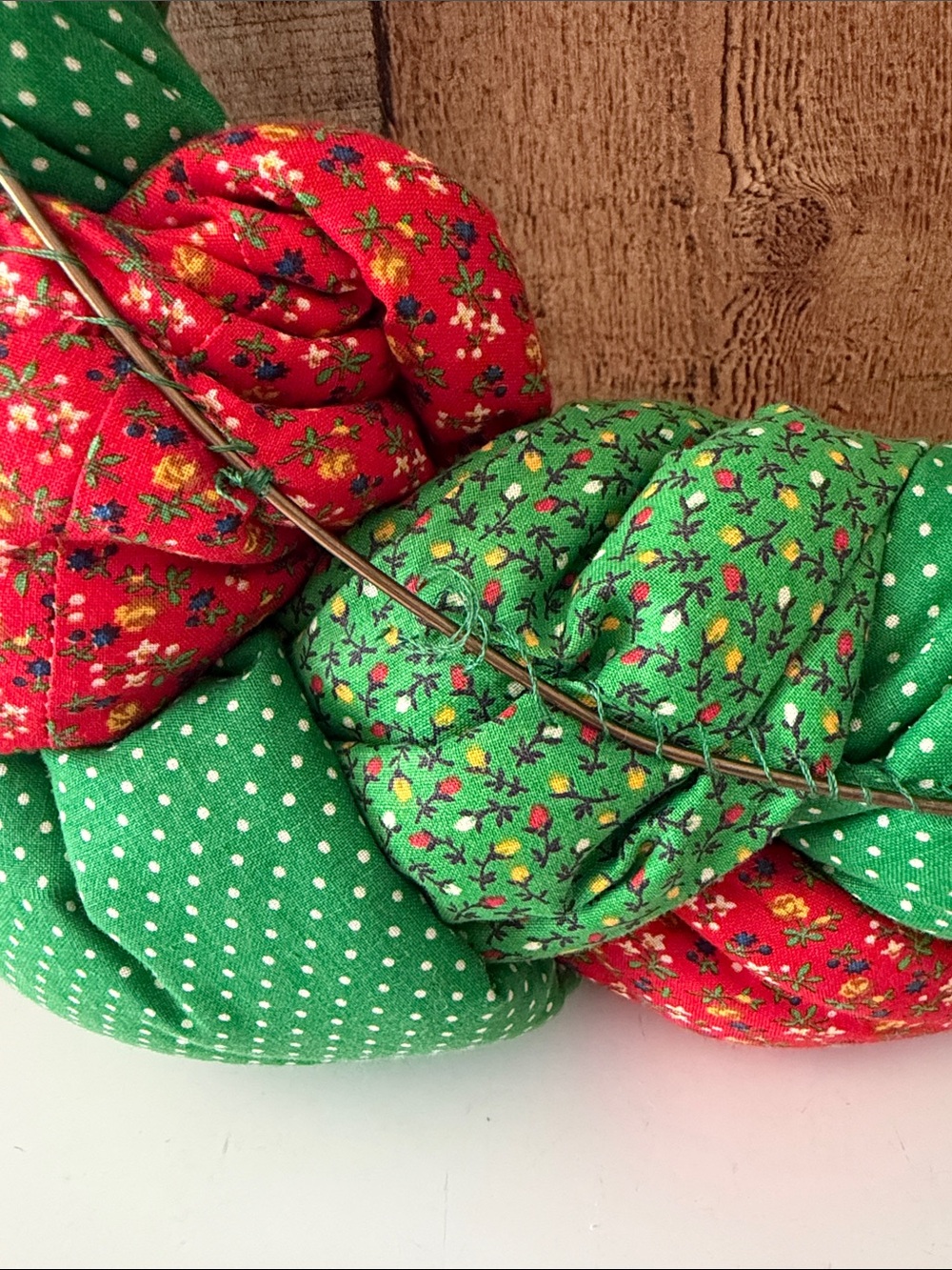 VTG large handmade quilted patchwork kitschy Christmas wreath - Picture 8 of 10